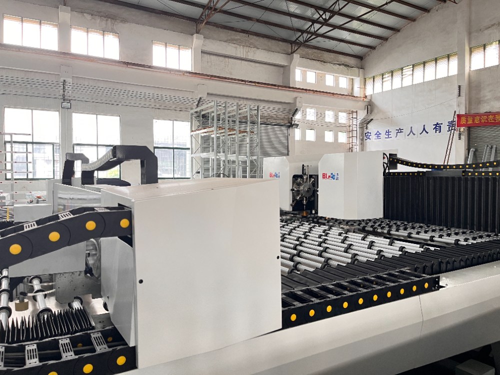 What is Glass Milling and How Does It Compare to Traditional Waterjet Cutting